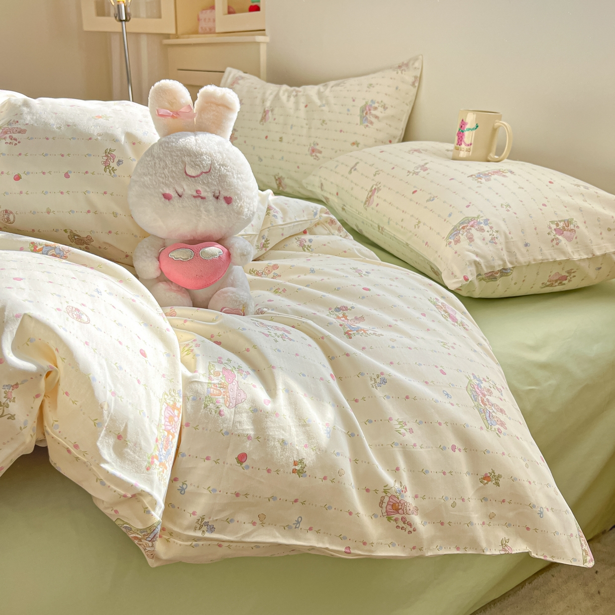 91家纺网 家纺一手货源 找家纺 吉象家纺 2026春夏新款全棉纯棉印花四件套 免兔野餐会