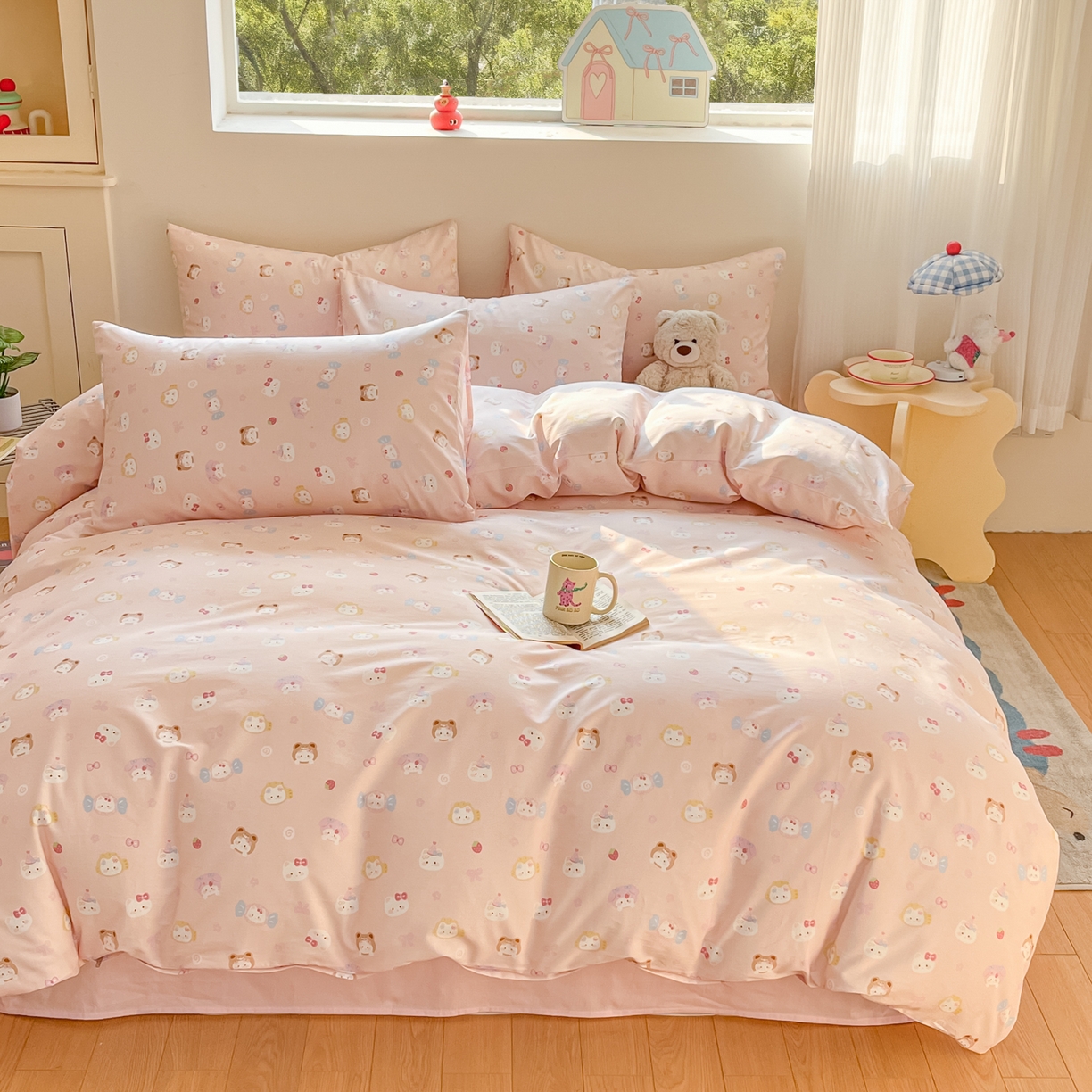 91家纺网 家纺一手货源 找家纺 吉象家纺 2026春夏新款全棉纯棉印花四件套 甜酱小猫(粉)