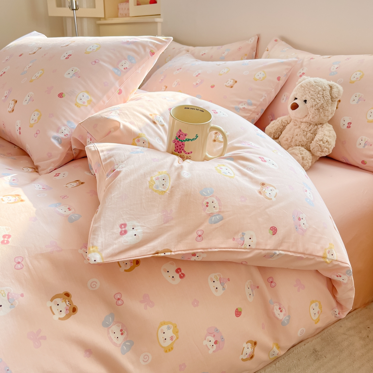 91家纺网 家纺一手货源 找家纺 吉象家纺 2026春夏新款全棉纯棉印花四件套 甜酱小猫(粉)