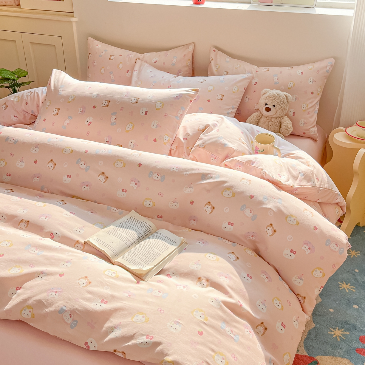 91家纺网 家纺一手货源 找家纺 吉象家纺 2026春夏新款全棉纯棉印花四件套 甜酱小猫(粉)