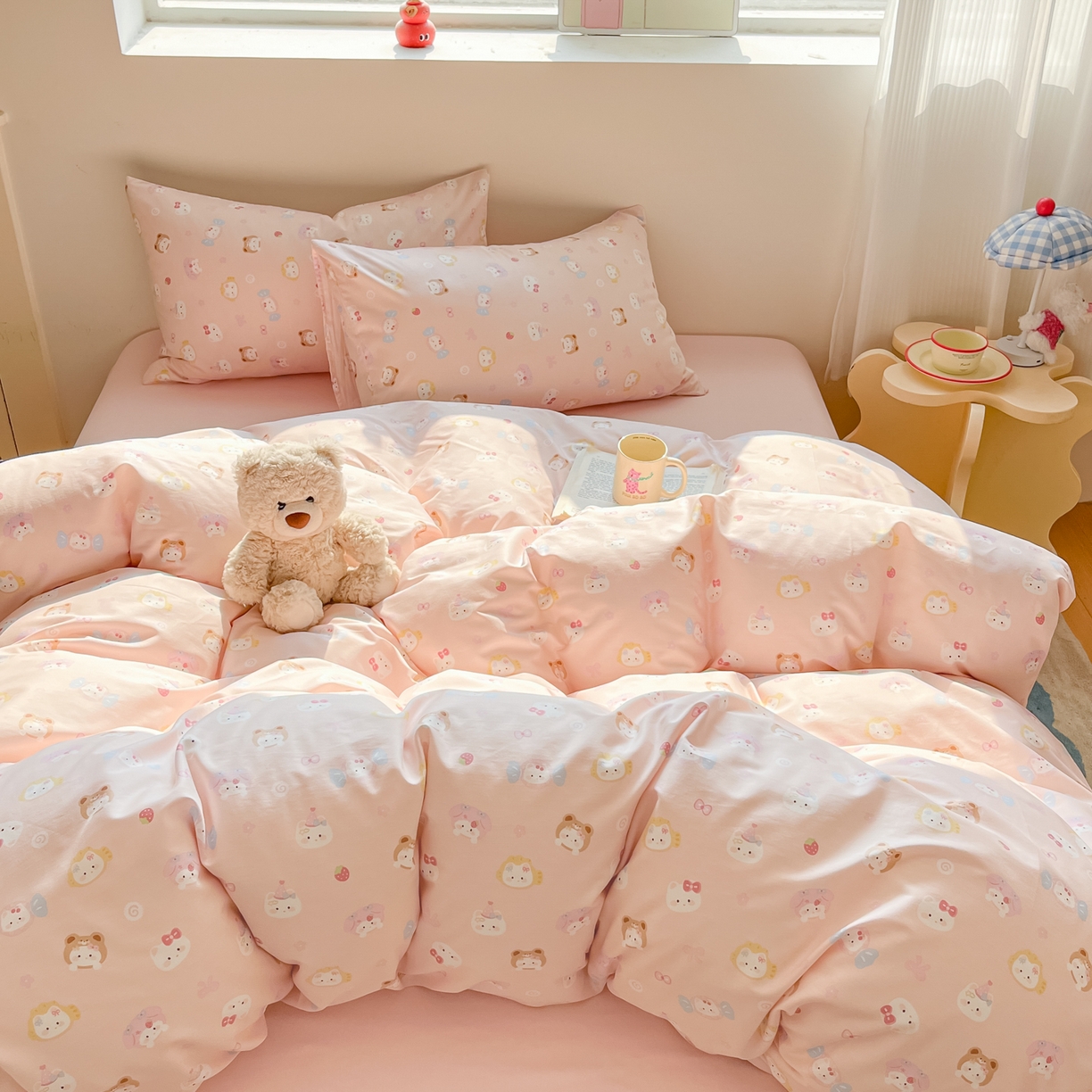 91家纺网 家纺一手货源 找家纺 吉象家纺 2026春夏新款全棉纯棉印花四件套 甜酱小猫(粉)