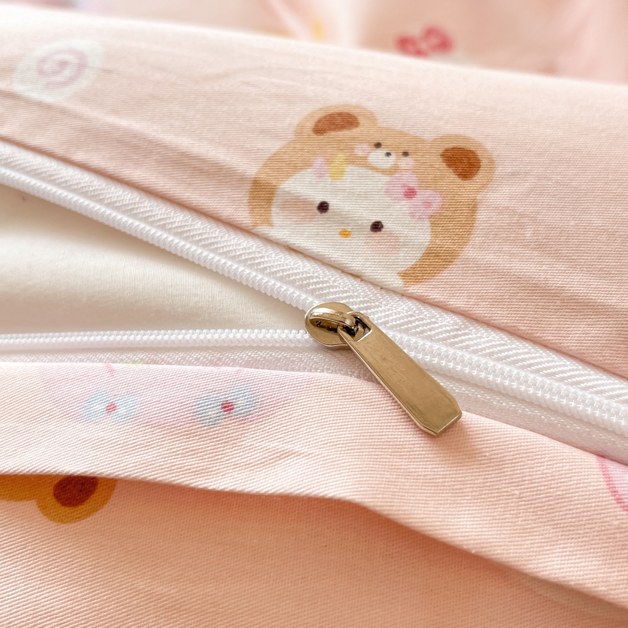 91家纺网 家纺一手货源 找家纺 吉象家纺 2026春夏新款全棉纯棉印花四件套 甜酱小猫(粉)