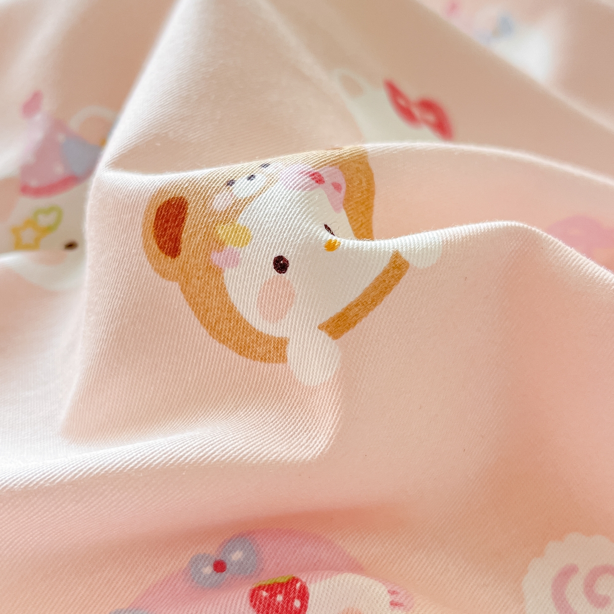 91家纺网 家纺一手货源 找家纺 吉象家纺 2026春夏新款全棉纯棉印花四件套 甜酱小猫(粉)