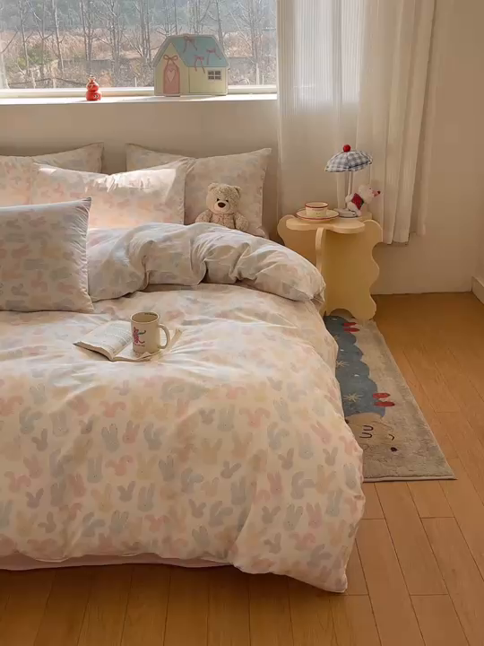 91家纺网 家纺一手货源 找家纺 吉象家纺 2026春夏新款全棉纯棉印花四件套 兔兔梦境 米