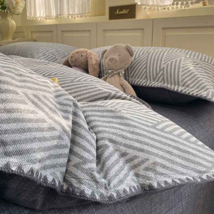 91家纺网 家纺一手货源 找家纺 浮光家居 2026新款全棉贝壳边纯棉四件套系列2 线韵时尚灰