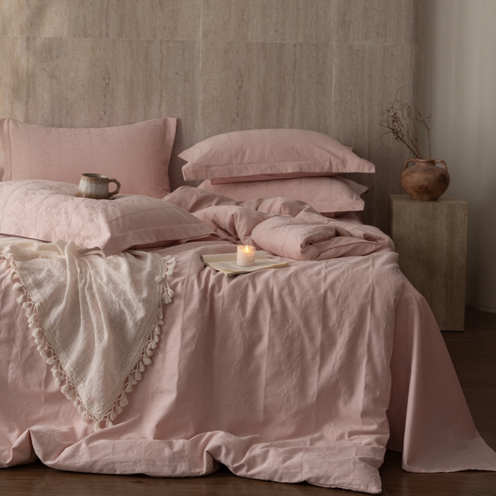 91家纺网 家纺一手货源 找家纺 爱思佳 2026新款A类全棉60s浮雕亮面提花系列四件套 浪漫粉