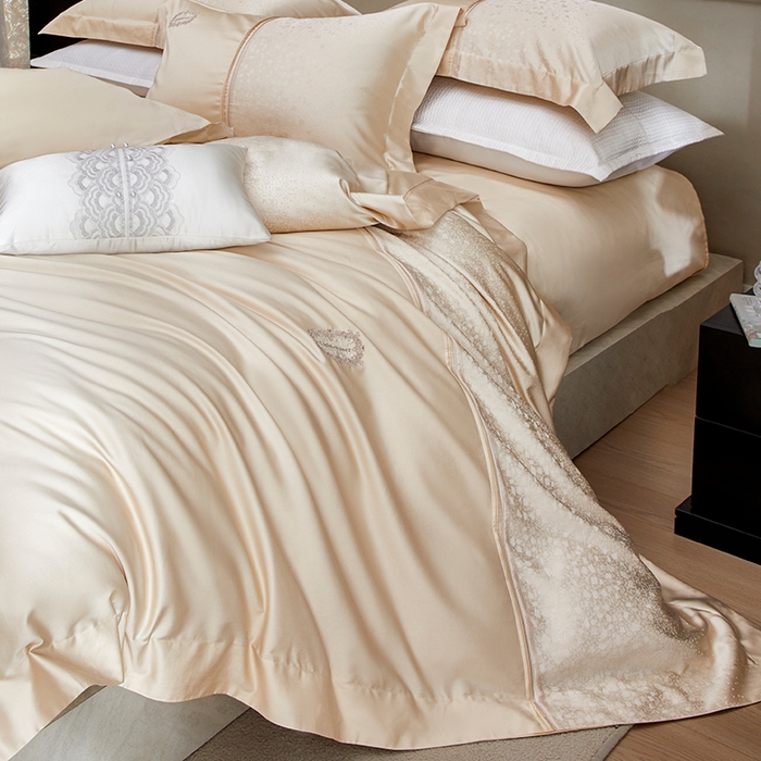 91家纺网 家纺一手货源 找家纺 诗黛尔 2026春夏新款高精密长绒棉刺绣芙洛拉系列四件套（会员-20） 芙洛拉 浅米金