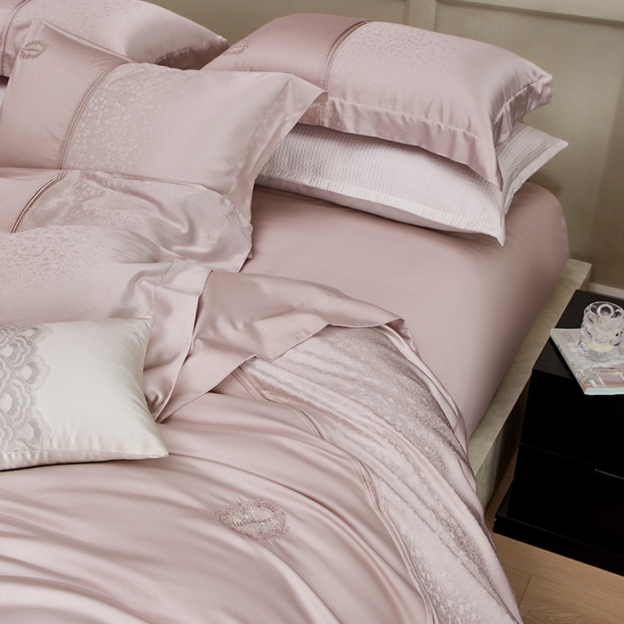 91家纺网 家纺一手货源 找家纺 诗黛尔 2026春夏新款高精密长绒棉刺绣芙洛拉系列四件套（会员-20） 芙洛拉 高雅粉