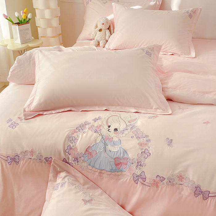 91家纺网 家纺一手货源 找家纺 （总）金绣美居 2026新款全棉纯棉大版贴布绣四件套-兔游花园