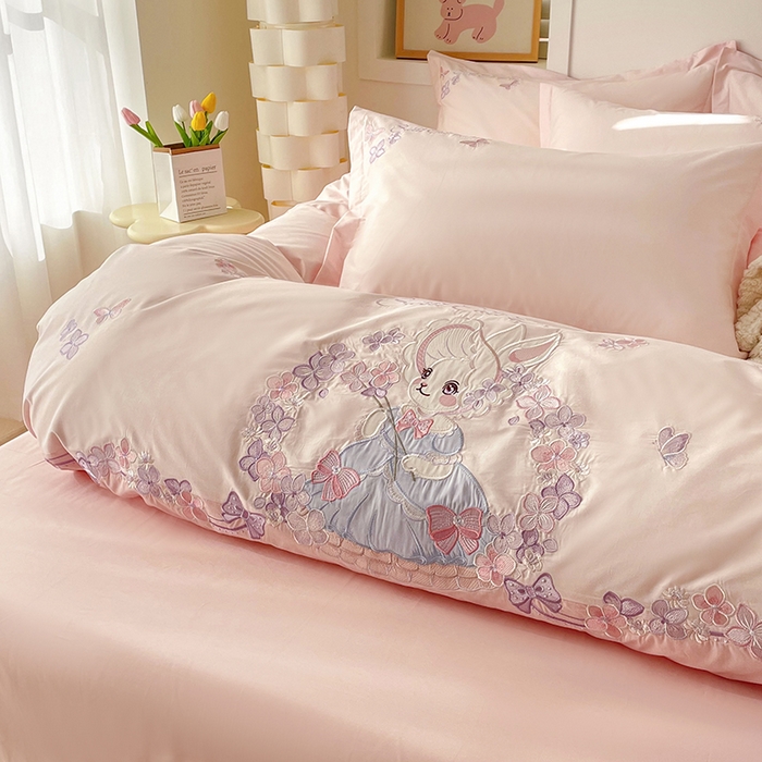 91家纺网 家纺一手货源 找家纺 （总）金绣美居 2026新款全棉纯棉大版贴布绣四件套-兔游花园