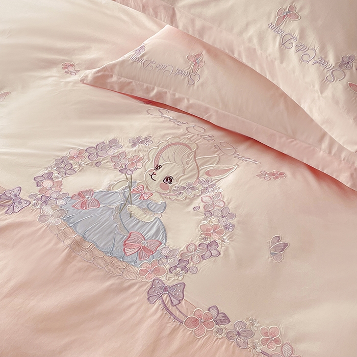 91家纺网 家纺一手货源 找家纺 金绣美居 2026新款全棉纯棉大版贴布绣四件套-兔游花园 兔游花园-粉