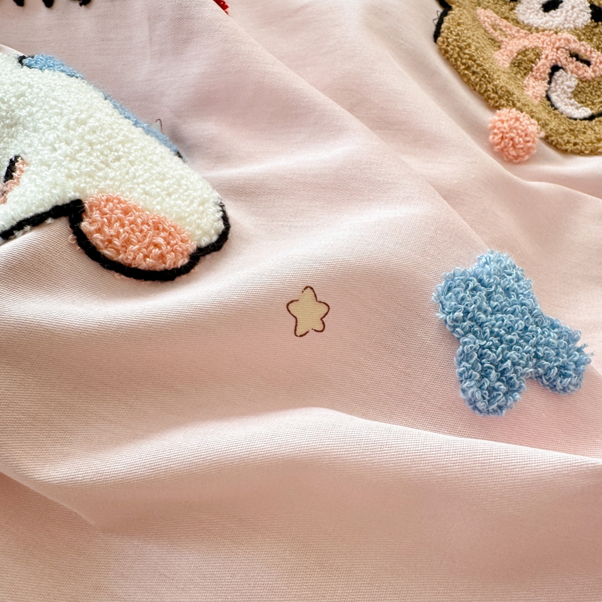 91家纺网 家纺一手货源 找家纺 （总）乐童家纺 2026新款13370纯棉毛巾绣呆萌系列四件套第一波