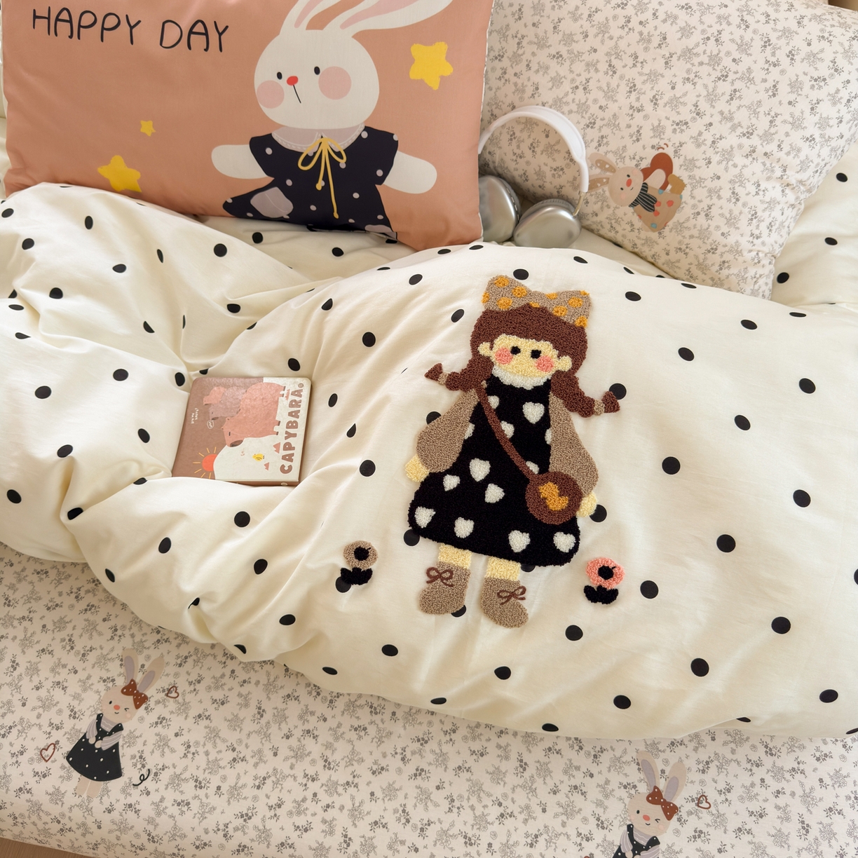 91家纺网 家纺一手货源 找家纺 乐童家纺 2026新款13370纯棉毛巾绣呆萌系列四件套第一波 波点女孩