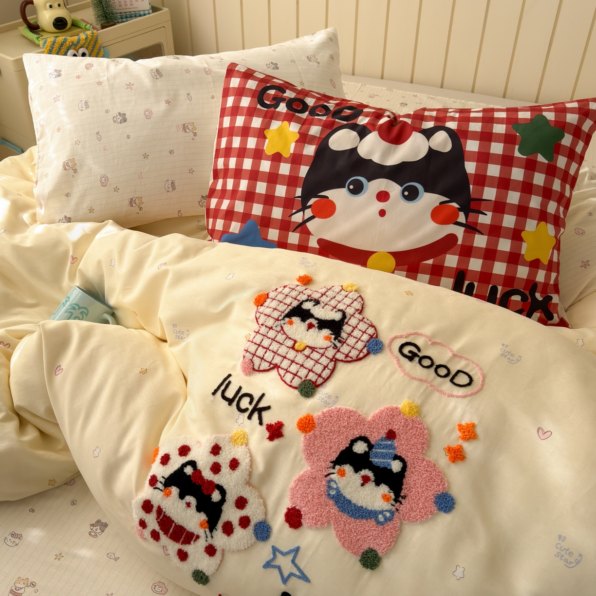 91家纺网 家纺一手货源 找家纺 乐童家纺 2026新款13370纯棉毛巾绣呆萌系列四件套第一波 彩色小猫