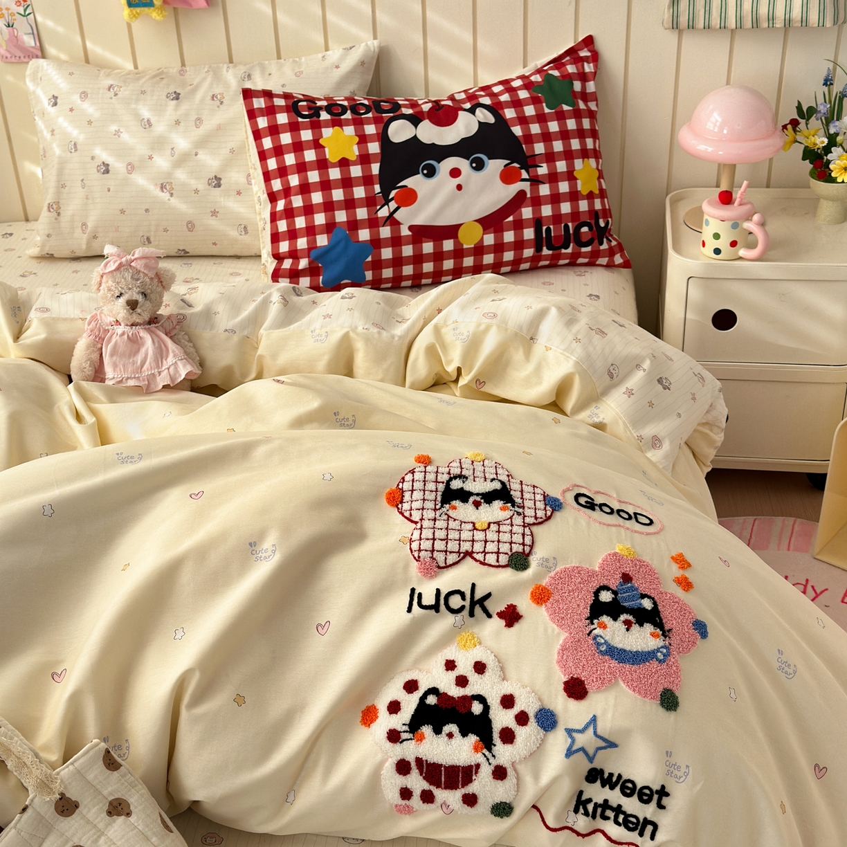 91家纺网 家纺一手货源 找家纺 乐童家纺 2026新款13370纯棉毛巾绣呆萌系列四件套第一波 彩色小猫