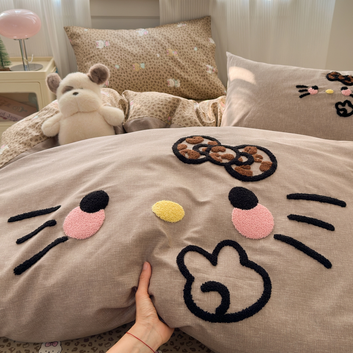 91家纺网 家纺一手货源 找家纺 乐童家纺 2026新款13370纯棉毛巾绣呆萌系列四件套第一波 豹纹KT 咖