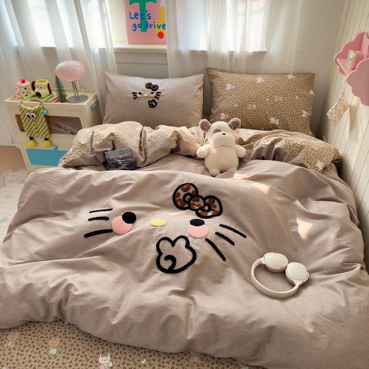 91家纺网 家纺一手货源 找家纺 乐童家纺 2026新款13370纯棉毛巾绣呆萌系列四件套第一波 豹纹KT 咖