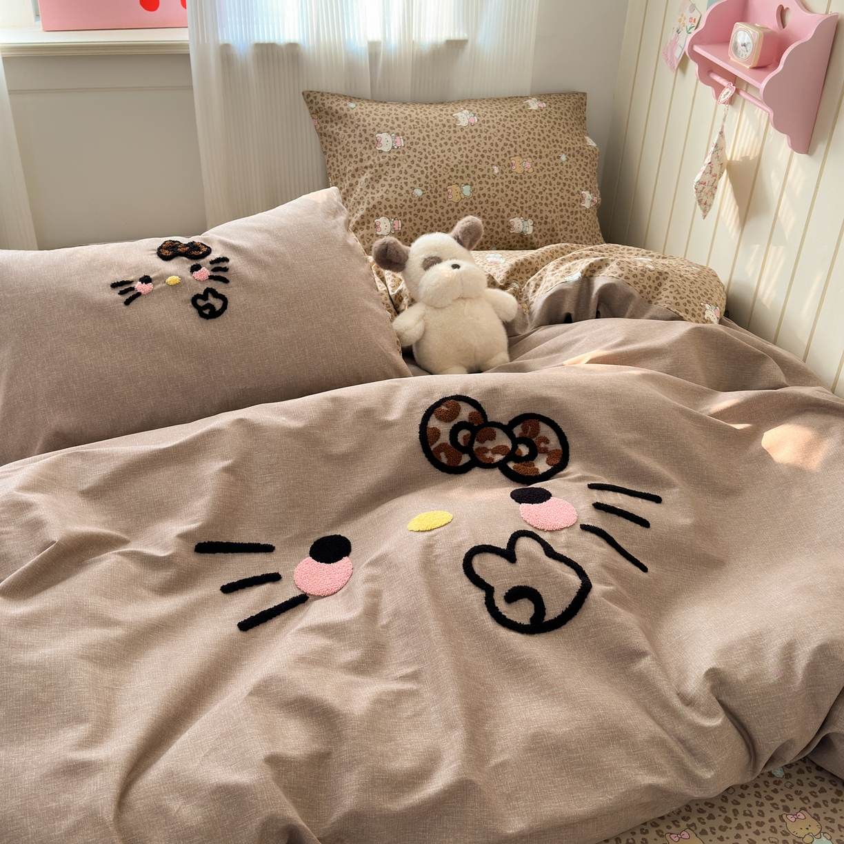 91家纺网 家纺一手货源 找家纺 乐童家纺 2026新款13370纯棉毛巾绣呆萌系列四件套第一波 豹纹KT 咖