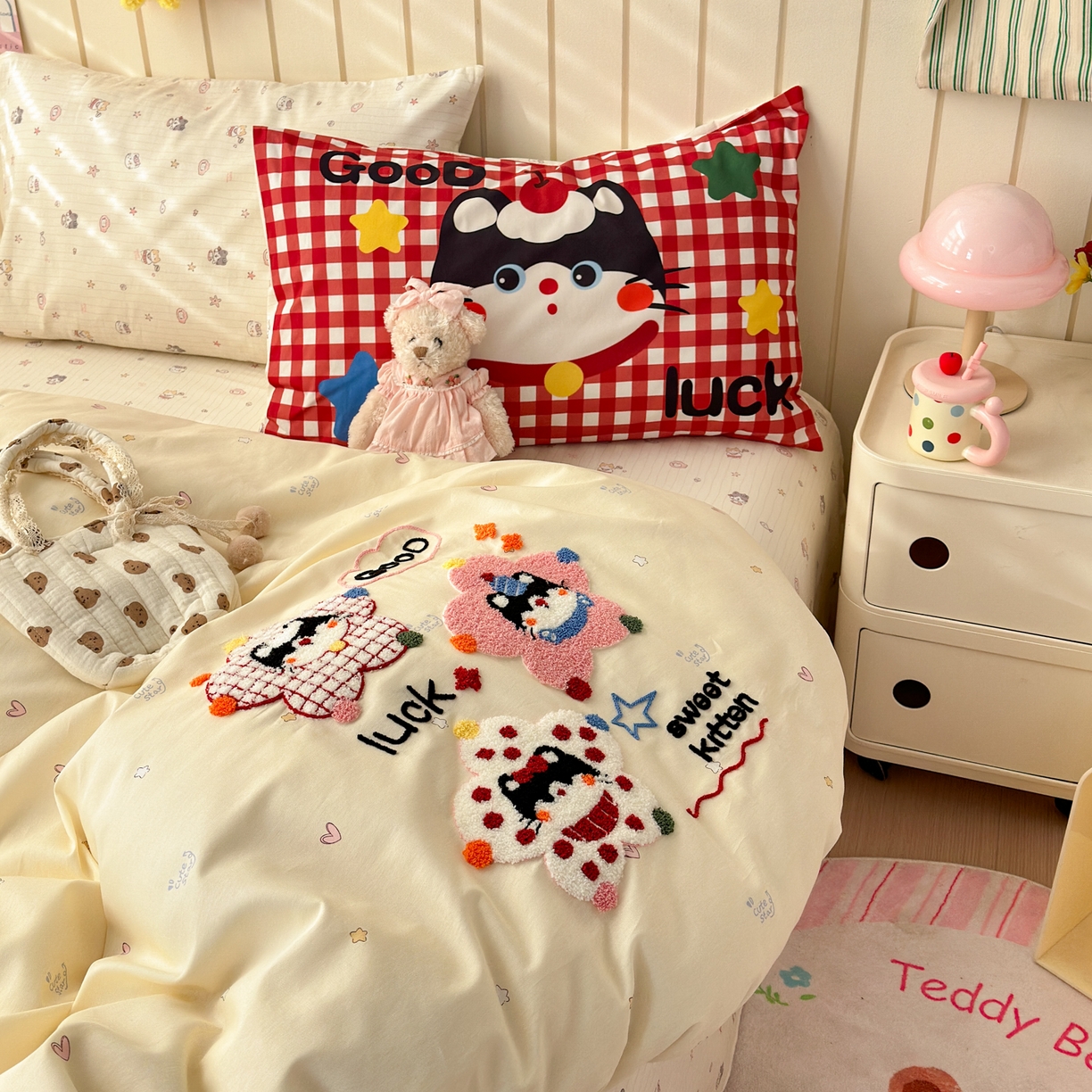 91家纺网 家纺一手货源 找家纺 乐童家纺 2026新款13370纯棉毛巾绣呆萌系列四件套第一波 彩色小猫