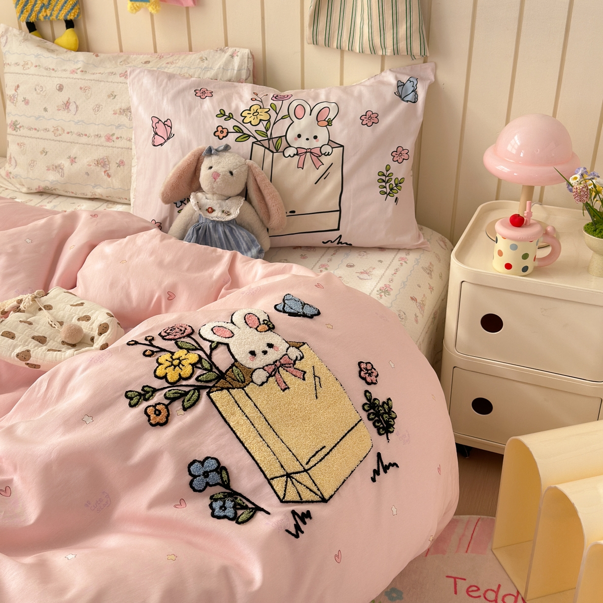 91家纺网 家纺一手货源 找家纺 乐童家纺 2026新款13370纯棉毛巾绣呆萌系列四件套第一波 小兔花园