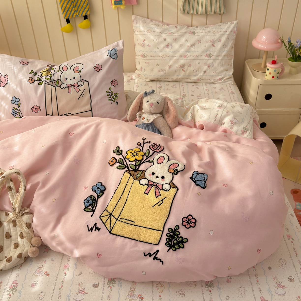 91家纺网 家纺一手货源 找家纺 乐童家纺 2026新款13370纯棉毛巾绣呆萌系列四件套第一波 小兔花园