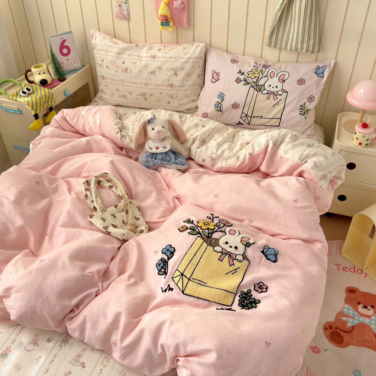 91家纺网 家纺一手货源 找家纺 乐童家纺 2026新款13370纯棉毛巾绣呆萌系列四件套第一波 小兔花园