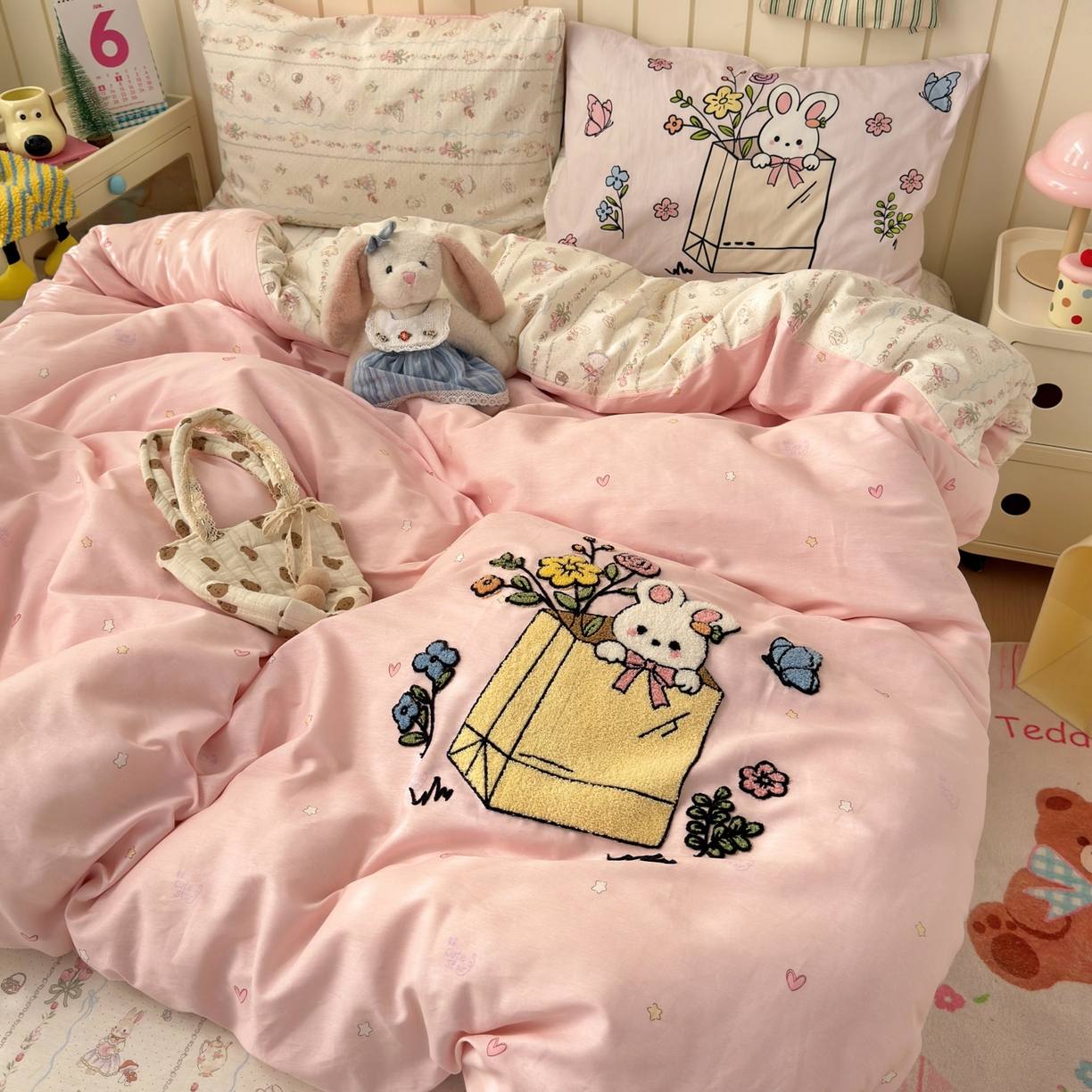 91家纺网 家纺一手货源 找家纺 乐童家纺 2026新款13370纯棉毛巾绣呆萌系列四件套第一波 小兔花园