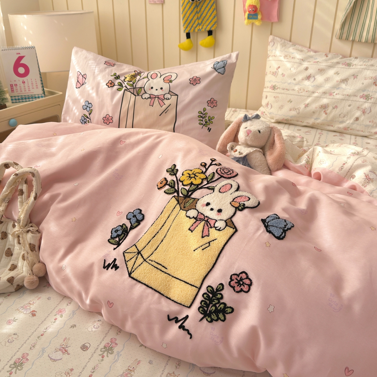 91家纺网 家纺一手货源 找家纺 乐童家纺 2026新款13370纯棉毛巾绣呆萌系列四件套第一波 小兔花园