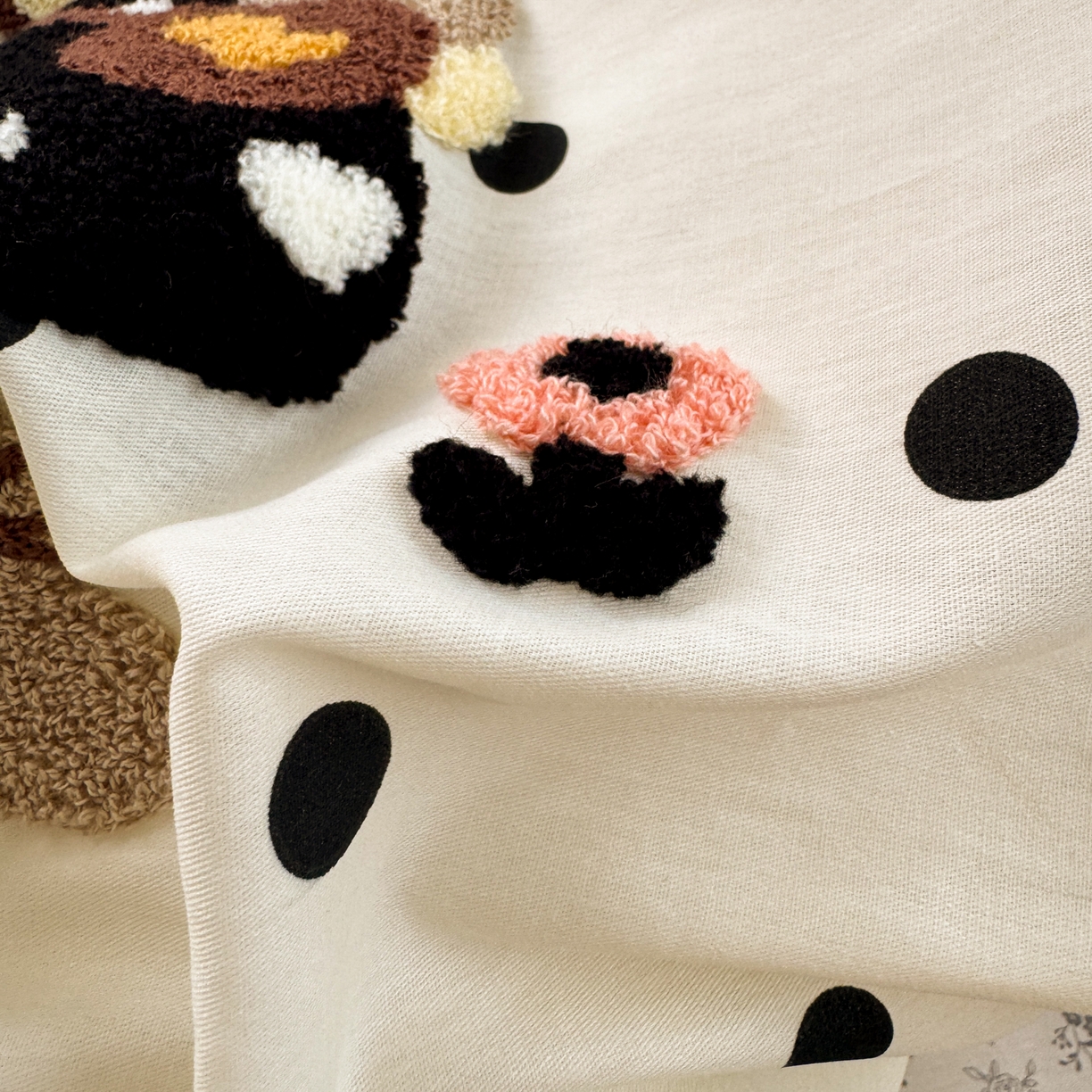 91家纺网 家纺一手货源 找家纺 乐童家纺 2026新款13370纯棉毛巾绣呆萌系列四件套第一波 波点女孩