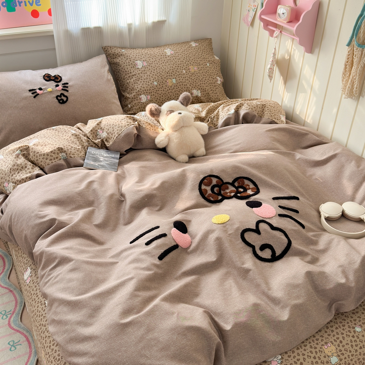 91家纺网 家纺一手货源 找家纺 乐童家纺 2026新款13370纯棉毛巾绣呆萌系列四件套第一波 豹纹KT 咖