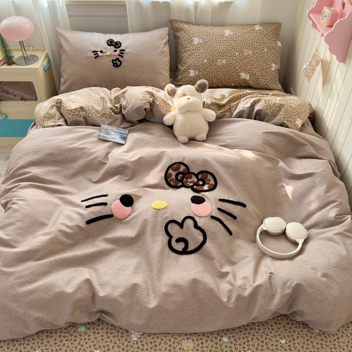 91家纺网 家纺一手货源 找家纺 乐童家纺 2026新款13370纯棉毛巾绣呆萌系列四件套第一波 豹纹KT 咖