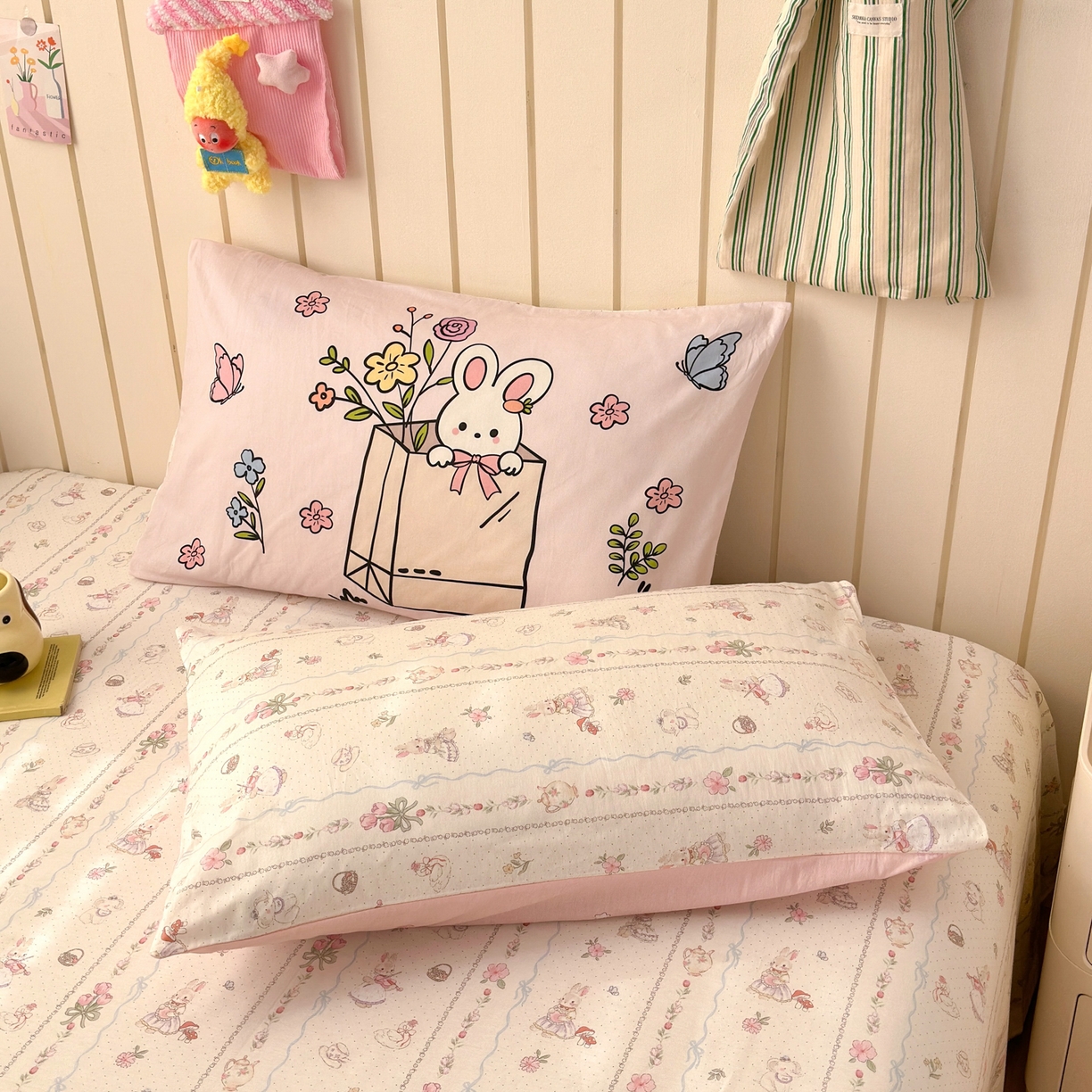 91家纺网 家纺一手货源 找家纺 乐童家纺 2026新款13370纯棉毛巾绣呆萌系列四件套第一波 小兔花园