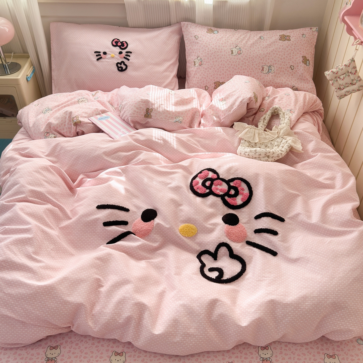 91家纺网 家纺一手货源 找家纺 乐童家纺 2026新款13370纯棉毛巾绣呆萌系列四件套第一波 豹纹KT 粉