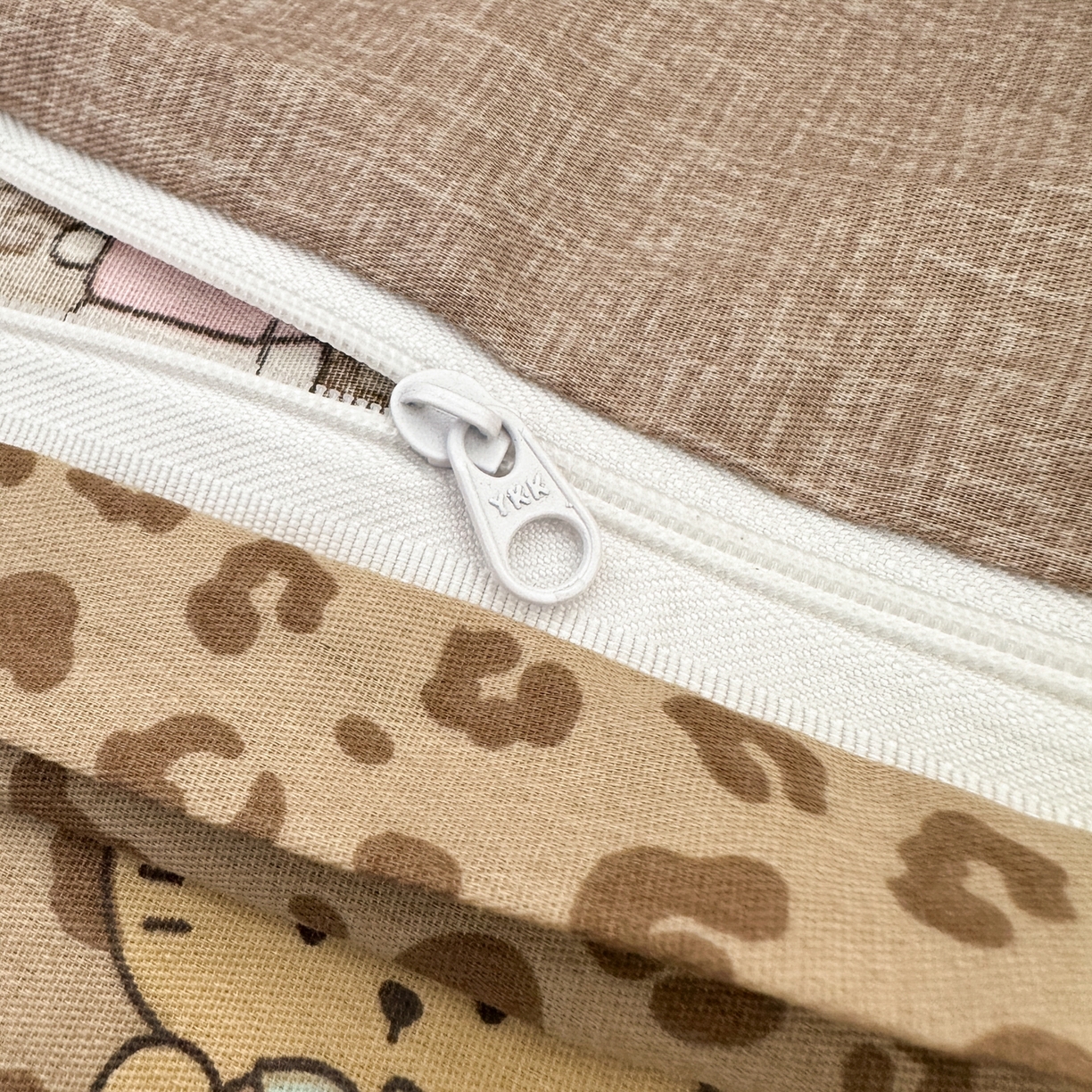 91家纺网 家纺一手货源 找家纺 乐童家纺 2026新款13370纯棉毛巾绣呆萌系列四件套第一波 豹纹KT 咖