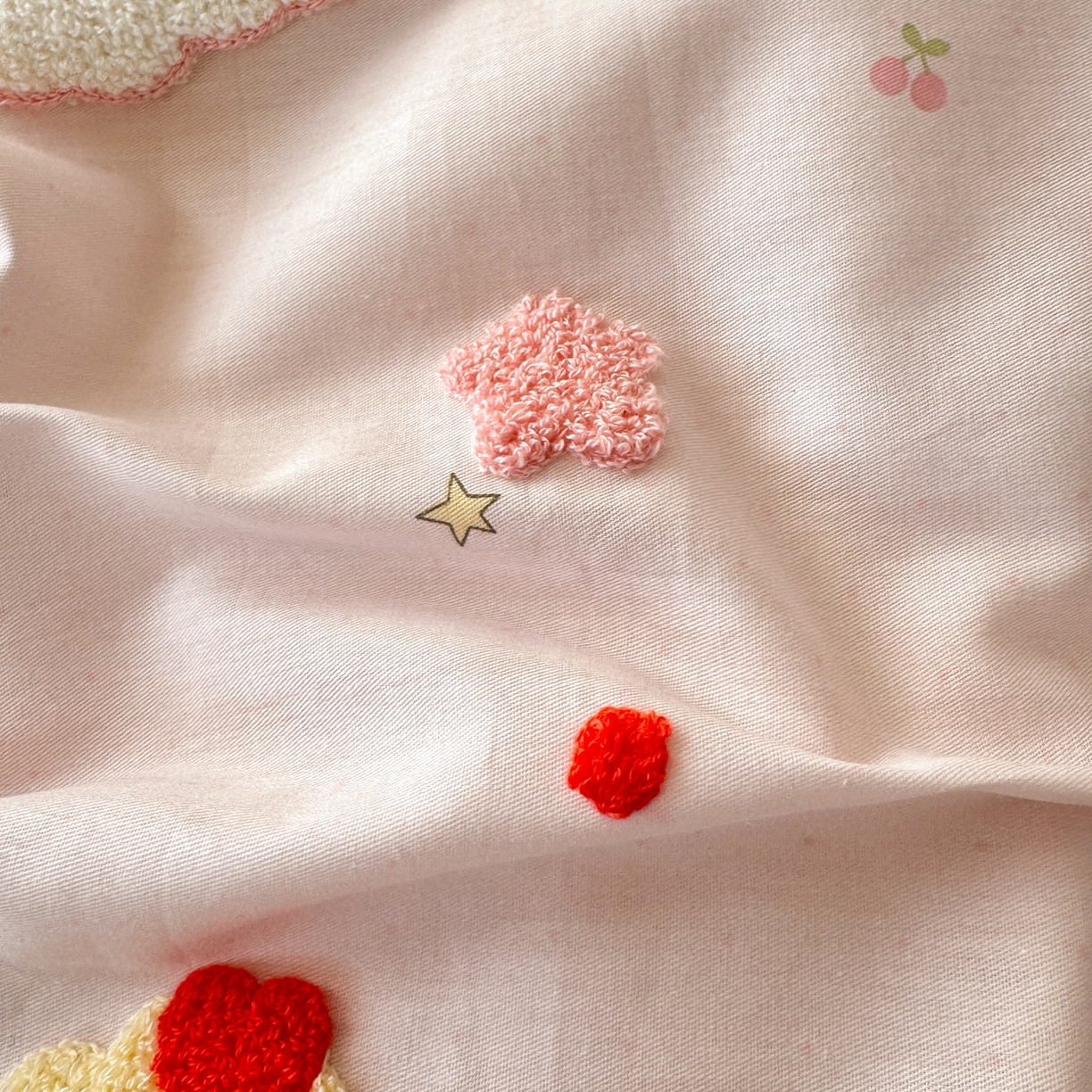 91家纺网 家纺一手货源 找家纺 乐童家纺 2026新款13370纯棉毛巾绣呆萌系列四件套第一波 马上有钱-粉