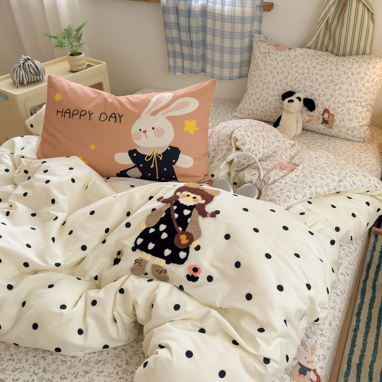 91家纺网 家纺一手货源 找家纺 乐童家纺 2026新款13370纯棉毛巾绣呆萌系列四件套第一波 波点女孩