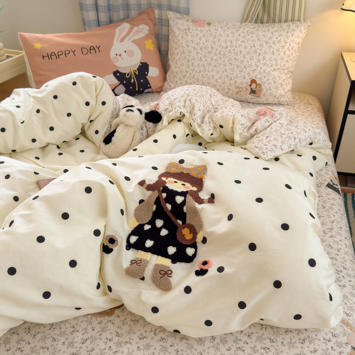 91家纺网 家纺一手货源 找家纺 乐童家纺 2026新款13370纯棉毛巾绣呆萌系列四件套第一波 波点女孩