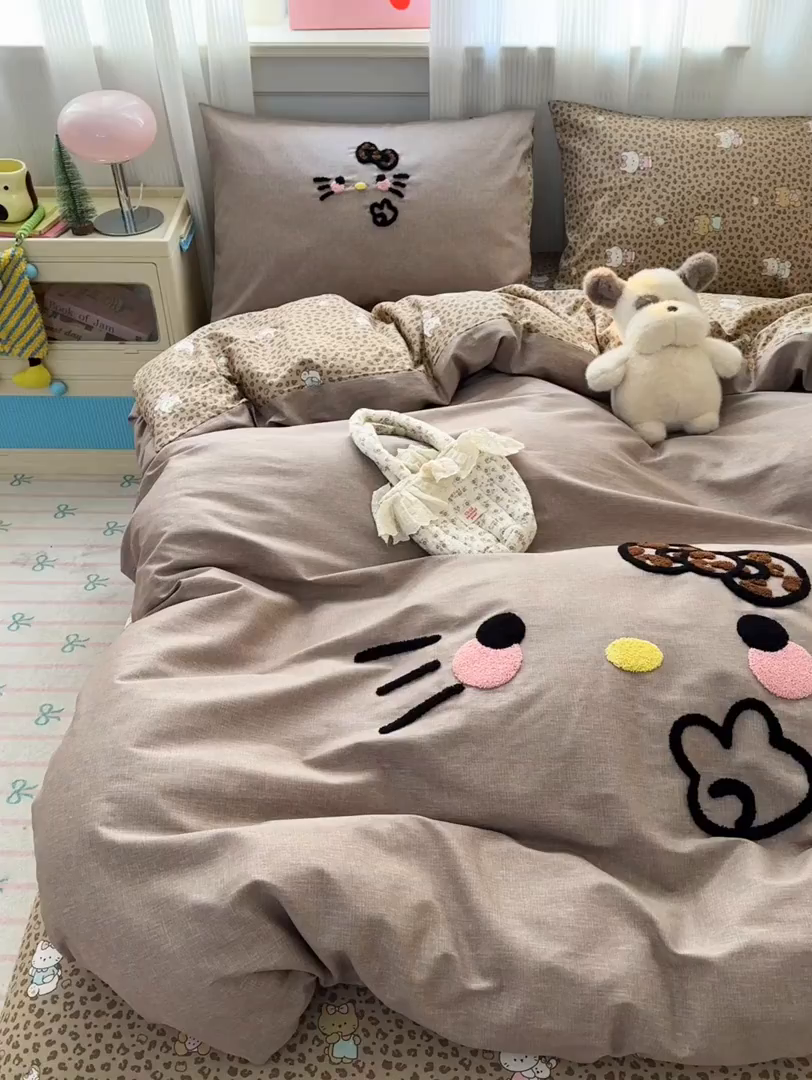 91家纺网 家纺一手货源 找家纺 乐童家纺 2026新款13370纯棉毛巾绣呆萌系列四件套第一波 豹纹KT 咖
