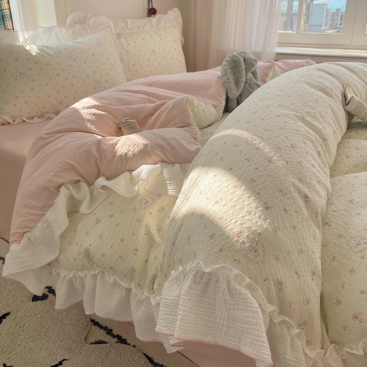 91家纺网 家纺一手货源 找家纺 繁花家居 2026新款韩系花边小碎花泡芙棉云感邹邹纱费尔岛风四件套 春日温柔