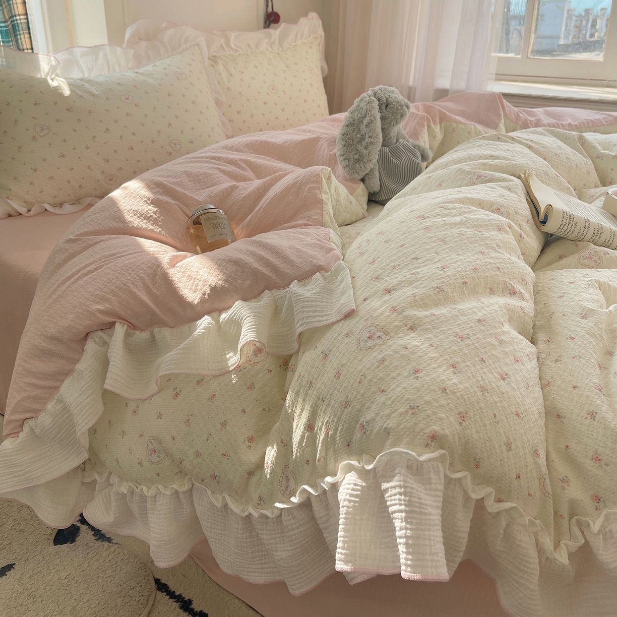 91家纺网 家纺一手货源 找家纺 繁花家居 2026新款韩系花边小碎花泡芙棉云感邹邹纱费尔岛风四件套 春日温柔