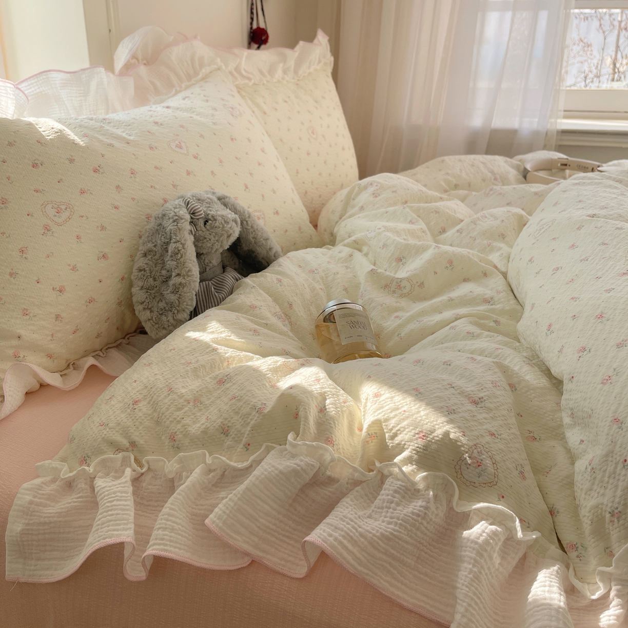 91家纺网 家纺一手货源 找家纺 繁花家居 2026新款韩系花边小碎花泡芙棉云感邹邹纱费尔岛风四件套 春日温柔