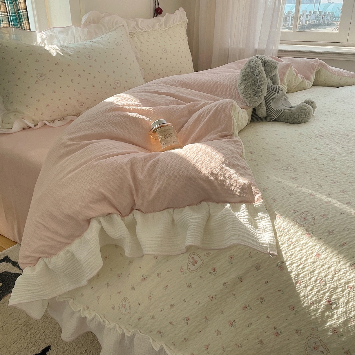 91家纺网 家纺一手货源 找家纺 繁花家居 2026新款韩系花边小碎花泡芙棉云感邹邹纱费尔岛风四件套 春日温柔