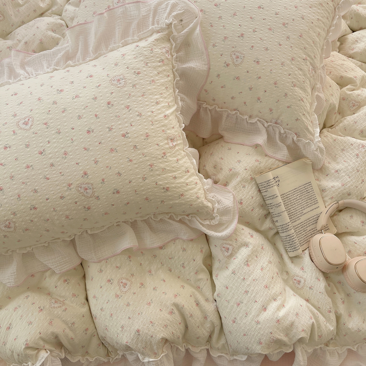 91家纺网 家纺一手货源 找家纺 繁花家居 2026新款韩系花边小碎花泡芙棉云感邹邹纱费尔岛风四件套 春日温柔