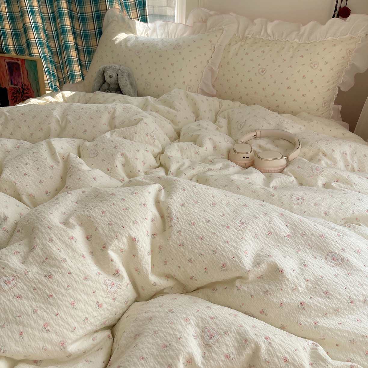 91家纺网 家纺一手货源 找家纺 繁花家居 2026新款韩系花边小碎花泡芙棉云感邹邹纱费尔岛风四件套 春日温柔