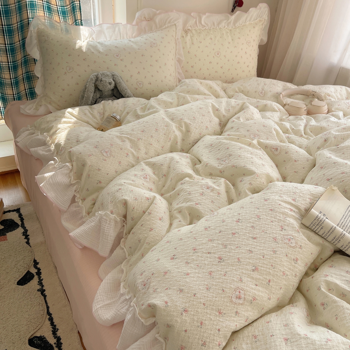 91家纺网 家纺一手货源 找家纺 繁花家居 2026新款韩系花边小碎花泡芙棉云感邹邹纱费尔岛风四件套 春日温柔