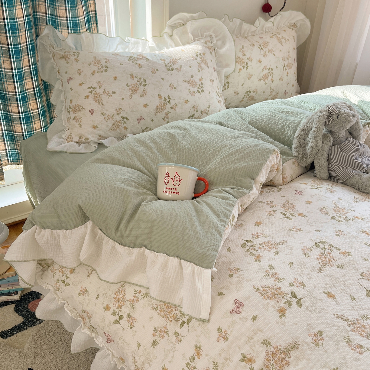 91家纺网 家纺一手货源 找家纺 繁花家居 2026新款韩系花边小碎花泡芙棉云感邹邹纱费尔岛风四件套 春樱漫时