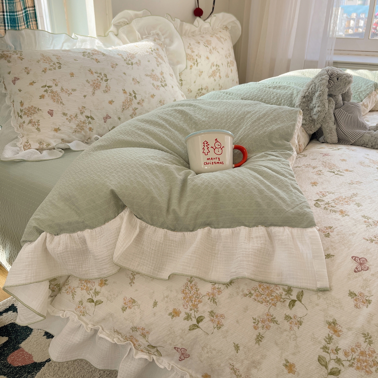 91家纺网 家纺一手货源 找家纺 繁花家居 2026新款韩系花边小碎花泡芙棉云感邹邹纱费尔岛风四件套 春樱漫时