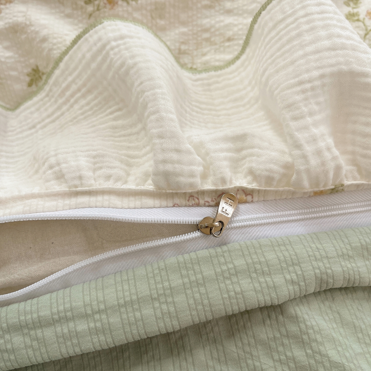 91家纺网 家纺一手货源 找家纺 繁花家居 2026新款韩系花边小碎花泡芙棉云感邹邹纱费尔岛风四件套 春樱漫时