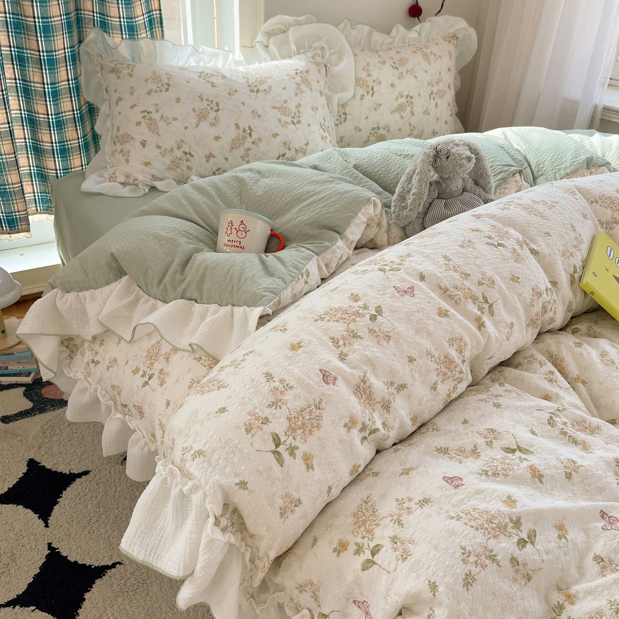 91家纺网 家纺一手货源 找家纺 繁花家居 2026新款韩系花边小碎花泡芙棉云感邹邹纱费尔岛风四件套 春樱漫时