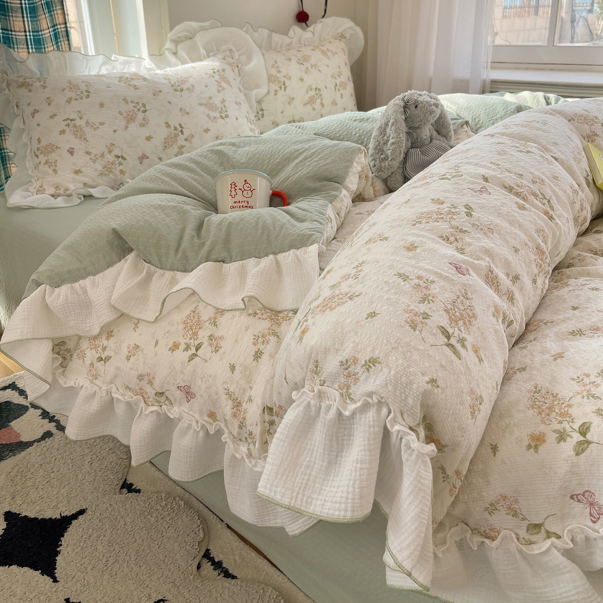 91家纺网 家纺一手货源 找家纺 繁花家居 2026新款韩系花边小碎花泡芙棉云感邹邹纱费尔岛风四件套 春樱漫时